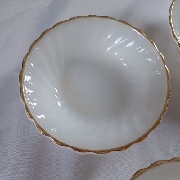 Vintage Anchor Hocking 4 Small Fruit Bowls Swirl White Gold Milk Glass Suburbia - Picture 3 of 7
